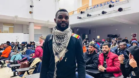 Sani Lad&aacute;n en el IES Abyla momentos previos a las charlas con motivo de la Marcha por la Dignidad