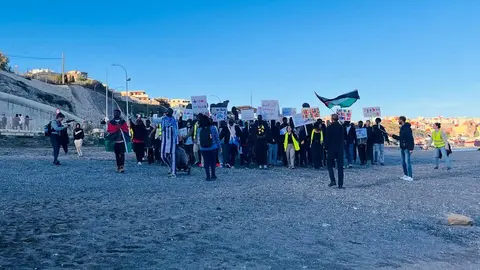 La llegada de la XXII Marcha por la Dignidad a la playa del Tarajal1