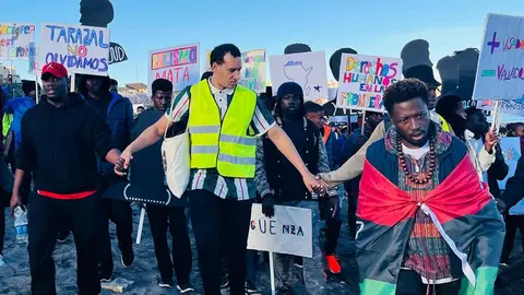 La llegada de la XXII Marcha por la Dignidad a la playa del Tarajal2