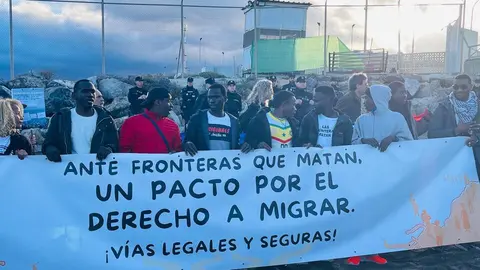 La llegada de la XXII Marcha por la Dignidad a la playa del Tarajal7