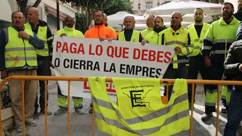 Trabajadores de Estructuras del Estrecho durante el par&oacute;n de este lunes.