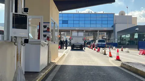 El cami&oacute;n avanza por la frontera para comenzar los tr&aacute;mites (intento apertura aduana comercial)
