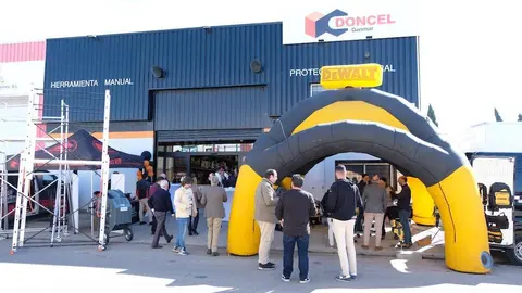 Exterior de la tienda de Ferreter&iacute;as Doncel en Palmones.