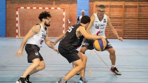 Un partido de baloncesto 3x3.