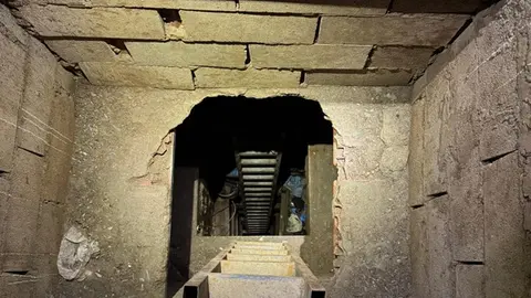 La entrada al t&uacute;nel utilizado por los narcos para pasar droga bajo el Tarajal