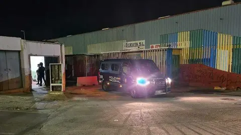 La Polic&iacute;a Nacional en plena intervenci&oacute;n.
