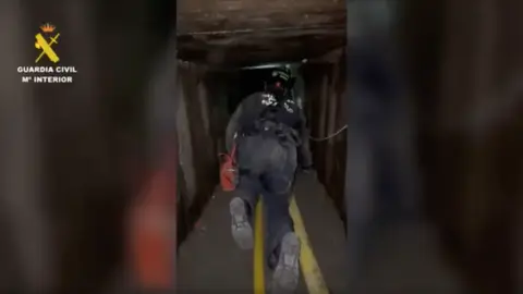 La Guardia Civil explora el narcot&uacute;nel del Tarajal.