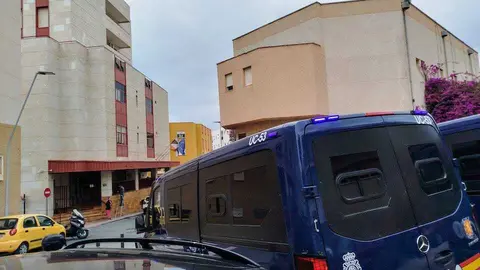 Momento del traslado de los detenidos a dependencias judiciales.
