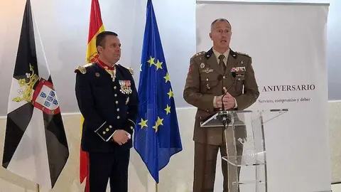 El coronel jefe de la Guardia Real, Pablo Mateo y Álvarez de Toledo; y el coronel jefe de la Unidad de Música, Fernando Lizana Lozano.