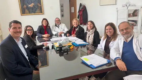 Nabila Benzina en una reuni&oacute;n en el Hospital San Francisco de Asis, en M&aacute;laga.