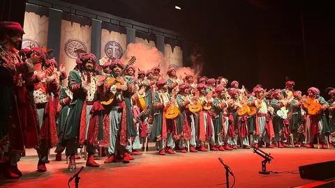 Actuación del coro &lsquo;Con permiso buenas tardes&rsquo;16