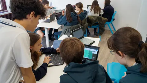 Estudiantes participando en el programa de la ONCE.