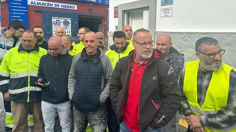 Trabajadores de Estructuras del Estrecho frente a la sede de la empresa2