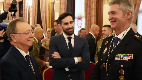 Por la izquierda, Juan Vivas, Rafael P&eacute;rez y Francisco L&oacute;pez Gordo, en el acto de entrega de la Medalla de Oro de la Ciudad a la Polic&iacute;a Nacional.