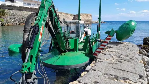 Inicio del dragado del foso de San Felipe.