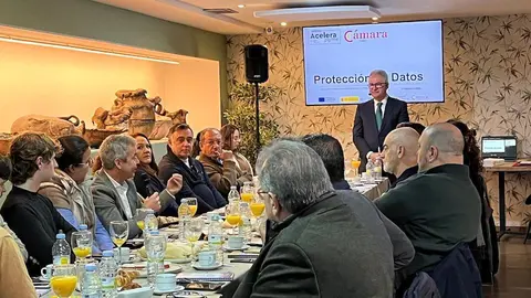 Salvador Zotano, de la Agencia de Protección de Datos en el desauno tecnológico de la Cámara de Comercio junto a su presidente, Karim Bulaix2