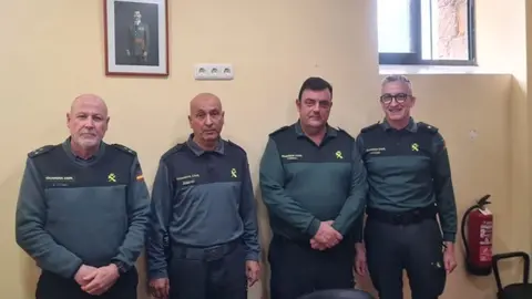 Rachid Sbihi, secretario de AUGC Ceuta, junto al teniente coronel interino, el comandante tercer jefe y el capit&aacute;n ayudante de la Comandancia de Ceuta tras la reuni&oacute;n.
