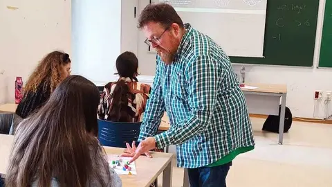 Daniel Vicente impartiendo la actividad sobre juegos de rol en el Campus Universitario.