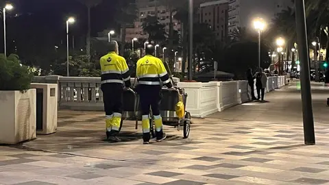 Operarios de limpieza de Servilimpce / M.R.