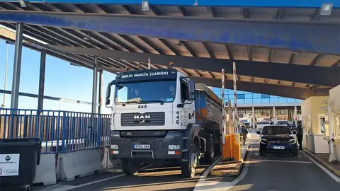 Un cami&oacute;n &aacute;ridos atraviesa la aduana comercial de Ceuta en el Tarajal