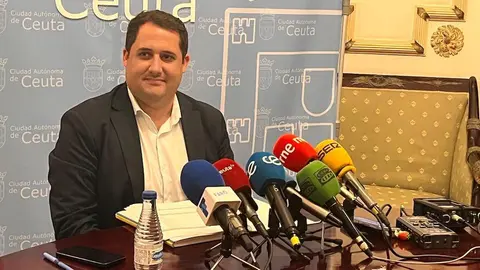 Alejandro Ramírez en una rueda de prensa en la sala de la Rotonda (Isidro Jarque)2