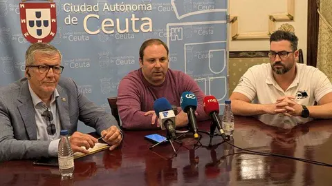 El director general de Deporte, Sergio Aguilera, acompa&ntilde;ado por el director t&eacute;cnico del CN Caballa, Peter Kubicsko, y Miguel &Aacute;ngel P&eacute;rez del Castillo, en representaci&oacute;n de la C&aacute;mara de Comercio.
