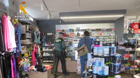 Un agente de la unidad del Eprona de la Guardia Civil en un comercio local.