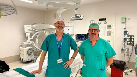 Los enfermeros Sergio Toribio y Jos&eacute; Antonio Varela, del Hospital Universitario de Ceuta, entre los seis acreditados en Espa&ntilde;a para usar el robot Da Vinci