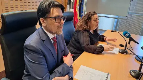 El secretario general de la Delegaci&oacute;n, Ismael Kasrou y Cristina P&eacute;rez, durante la presentaci&oacute;n de la iniciativa.