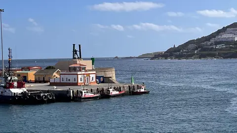 Escultura de 'H&eacute;rcules y la uni&oacute;n del mundo' en la bocana del Puerto, en el extremo del Muelle de Poniente
