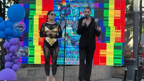 Ebhel y El Cari durante el preg&oacute;n del Orgullo 2025 (2)