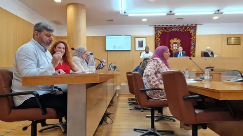Mohamed Mustafa (Ceuta Ya!) con el presidente Vivas al fondo