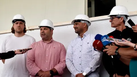Por la izquierda, Javier Ortega, vicepresidente de la AD Ceuta, Sergio Aguilera, Luhay Hamido y Antonio Garc&iacute;a Gaona.