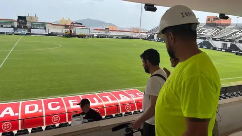 Un obrero en las gradas del Murube.