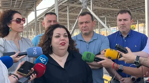 La delegada del Gobierno, Cristina P&eacute;rez. en el control de embarque de veh&iacute;culos del puerto
