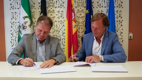 Momento de la firma del acuerdo.