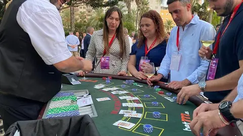 Cocktail de bienvenida del evento de juego online 'Bet On', en el Parque Martítimo de Ceuta.16