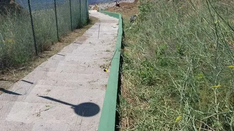 Escaleras de bajada a la playa del Sarchal.