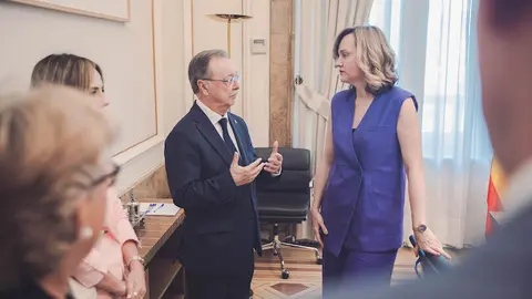 El presidente, Juan Vivas, en la reunión con la ministra de Educación, Pilar Alegría