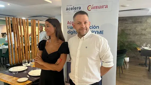 A la izquierda, David Mart&iacute;nez en los instantes previos a su ponencia.