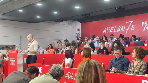 P&eacute;rez Triano interviene en el Comit&eacute; Ejecutivo Federal del PSOE en Ferraz; a la derecha, el presidente Pedro S&aacute;nchez / PSOE