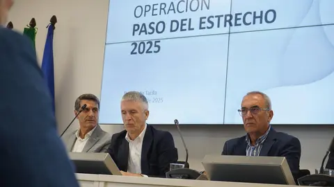 Grande-Marlaska visita el Puerto de Tarifa en plena OPE 2025
