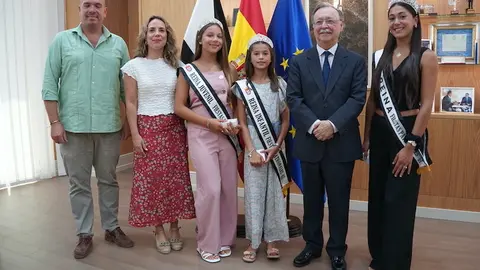El presidente Vivas recibe a las Reinas de las Fiestas Patronales 2025 en su despacho : CAD24