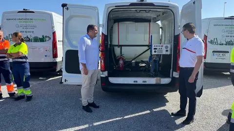 Ram&iacute;rez revisando los camiones de Servilimpce.