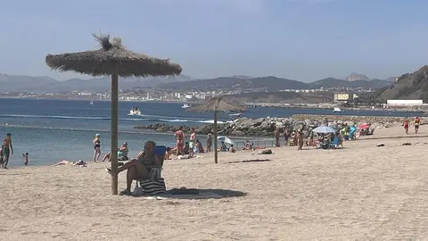 Los socorristas de Marsave llevan a cabo un simulacro en la playa de La Ribera.2