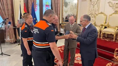 Entrega de condecoraciones a voluntarios de Protección Civil por su actuación en la DANA. 12
