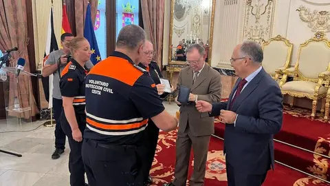 Entrega de condecoraciones a voluntarios de Protección Civil por su actuación en la DANA. 14