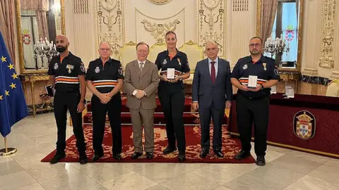 Entrega de condecoraciones a voluntarios de Protección Civil por su actuación en la DANA. 18