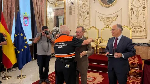 Entrega de condecoraciones a voluntarios de Protección Civil por su actuación en la DANA. 19