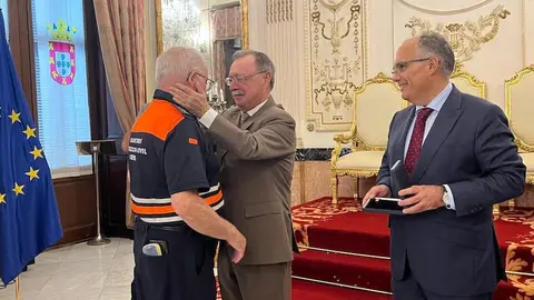 Entrega de condecoraciones a voluntarios de Protección Civil por su actuación en la DANA. 21